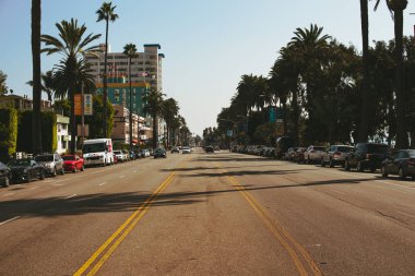La, Amerika Birleşik Devletleri - 30 Ekim 2018: Santa Monica'da bir otoyol ortasına
