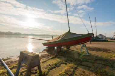 Edinburgh, İngiltere - 7th Mart 2019: A yat Hornsea Mere gölde gitmek için bekleyen gizli