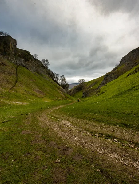 Pohled Peveril hradu, Castleton v Peak District na den zimy — Stock fotografie