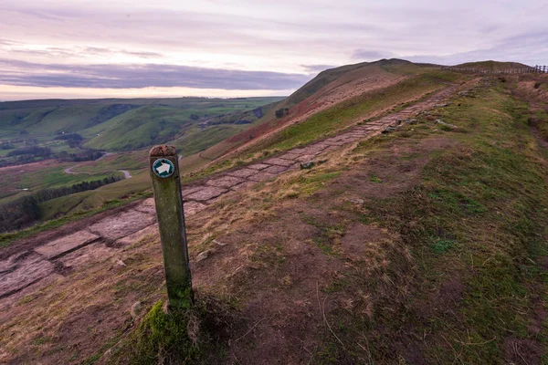 A view of Mam Tor in the Peak District early morning as the sun is rising over the hill — Stock Photo, Image