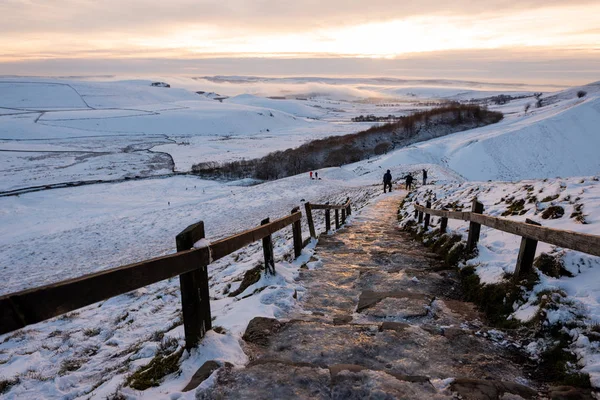 Mam tor coberto de neve durante o pôr do sol no Peak District — Fotografia de Stock