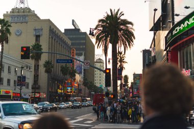 La, Amerika Birleşik Devletleri - 31 Ekim 2018: Kalabalık bir meşgul kavşak geçmek için bekle