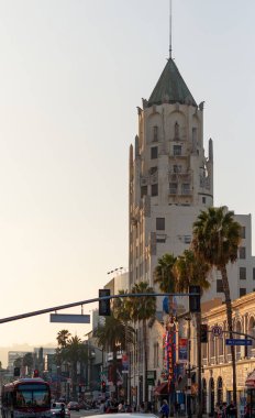 La, Amerika Birleşik Devletleri - 30 Ekim 2018: Hollywood ilk ulusal binaya günbatımı