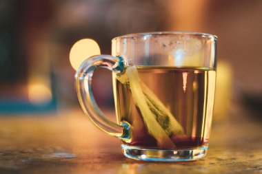 bir fincanda yeşil çay