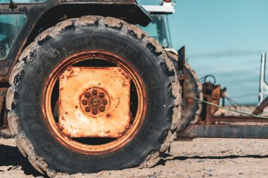 Kumlu traktör tekerlek yakın çekim