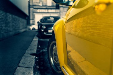 Onun tekerlek tekerlek odaklanma ile sarı bir volkswagen 