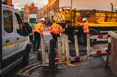 Sheffield, İngiltere - 13 Ekim 2018: İnşaat ekipleri bir yol Kelham Island, Sheffield onarmak