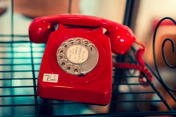 शेफील्ड में एक प्राचीन दुकान में बिक्री के लिए एक उज्ज्वल लाल पुराना फोन — स्टॉक फ़ोटो, इमेज