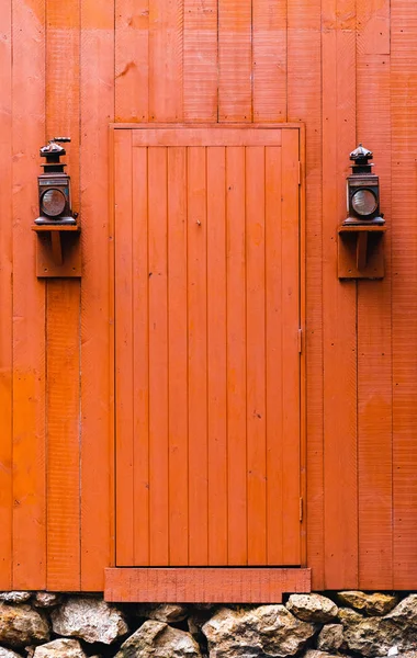 2 つの古い灯籠の間古いオレンジと赤西のドア — ストック写真