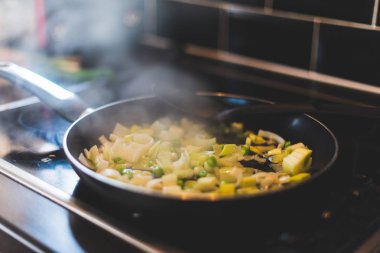 Pırasa ve diğer sebzeler bir tavada pişirildikten