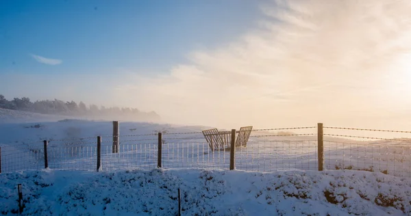 Snowy wzgórza podczas mglisty sunrise w Peak District, po burzy śnieżnej — Zdjęcie stockowe