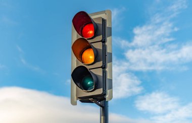 İngilizce bir trafik ışığı parlak mavi gökyüzü karşı oturur