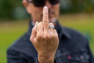 Öfkeli orta yaş beyaz adam kamera yemin