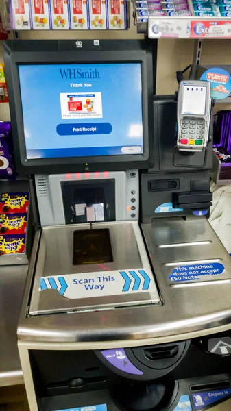 SHEFFIELD, Reino Unido - 9 DE MARZO DE 2019: Auto Checkout machine in WHSmith - Meadowhall — Foto de Stock