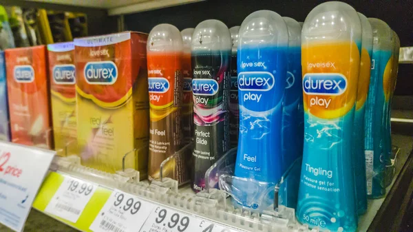 SHEFFIELD, Reino Unido - 9 DE MARZO DE 2019: Lubricante y preservativos encontrados a mitad de precio en Botas - Meadowhall — Foto de Stock