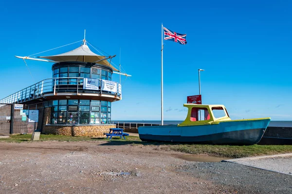 HORNSEA, UK - 17 MARZO 2018: Hornsea Inshore Lifeboat Rescue building along the seafront - East Yorkshire, Uk — Foto Stock