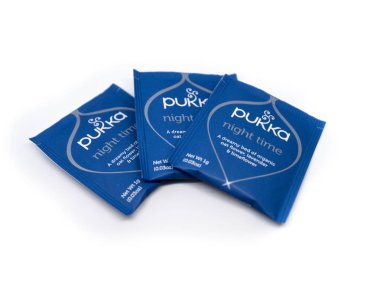 Pukka çayı paketleri beyaz bir arka planda görüntülenir