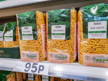 Sheffield, Ingiltere-20 Mart 2019: Tesco kendi markası Sheffield Satılık Macaroni makarna