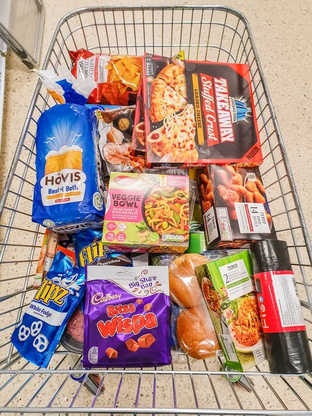 СЕФФИЛД, Великобритания - 20 марта 2019 года: Полный шопинг-тролли, полный еды и напитков в Tesco — стоковое фото