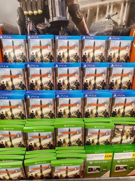 Sheffield, Ingiltere-20 Mart 2019: iki Xbox One ve PlayStation 4 için Tesco 'da Satılık Division 2 — Stok fotoğraf