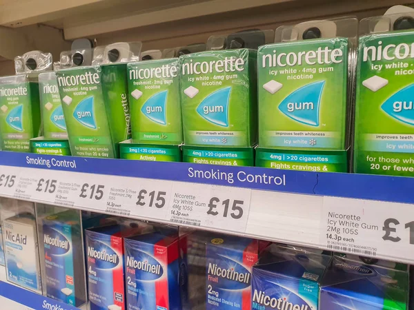 СФФИЛД, Великобритания - 20 марта 2019 года: Nicorette freshmint gum для продажи в супермаркете Tesco в Шеффилде — стоковое фото