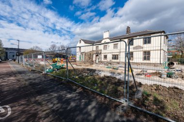 Sheffield, Ingiltere-22 Mart 2019: eski carbrook Hall pub üzerinde West Street Leisure Ltd tarafından Sheffield Road üzerinde inşa yoluyla yeni bir Starbucks sürücü geliştirilmesi