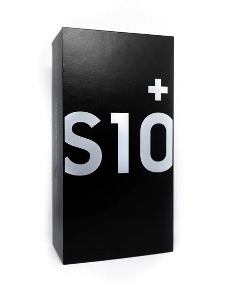 Samsung Galaxy S10 Plus caixa isolada contra um fundo branco — Fotografia de Stock