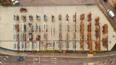 Forklift Sheffield bir endüstriyel sitede büyük metal çelik borular taşır-yaz 2018