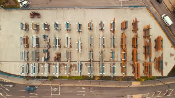 Вилочный погрузчик перевозит большие металлические стальные трубы на промышленную площадку в Шеффилде - Лето 2018 — стоковое видео