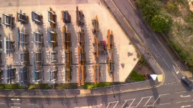 Forklift Sheffield bir endüstriyel sitede büyük metal çelik borular taşır-yaz 2018