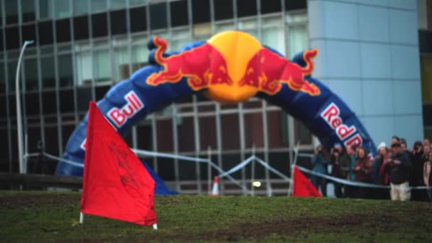 Corrida de ciclistas de montanha na Howard Street Dual durante o Outdoor City Weekender em Sheffield — Vídeo de Stock