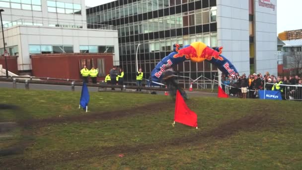 Corrida de ciclistas de montanha na Howard Street Dual durante o Outdoor City Weekender em Sheffield — Vídeo de Stock