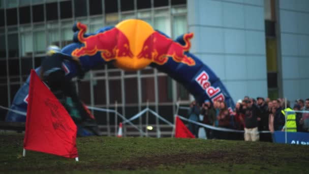 Corrida de ciclistas de montanha na Howard Street Dual durante o Outdoor City Weekender em Sheffield — Vídeo de Stock