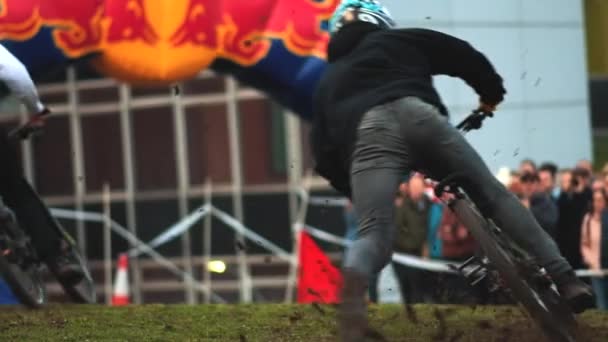 Corrida de ciclistas de montanha na Howard Street Dual durante o Outdoor City Weekender em Sheffield — Vídeo de Stock