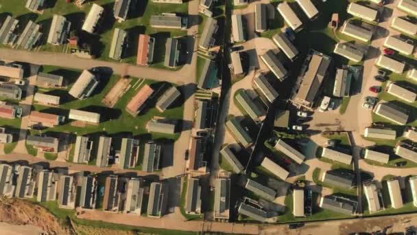 Imagens aéreas de drones sobre um parque de caravanas de praia em Hornsea, Inglaterra - Verão de 2018 — Vídeo de Stock