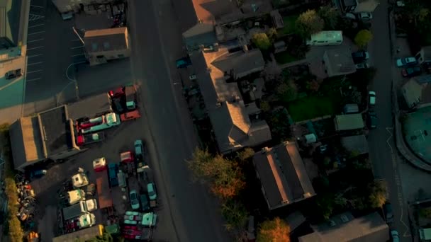 Aerial Drone pan sobre un pueblo en Peak District - Reino Unido — Vídeo de stock