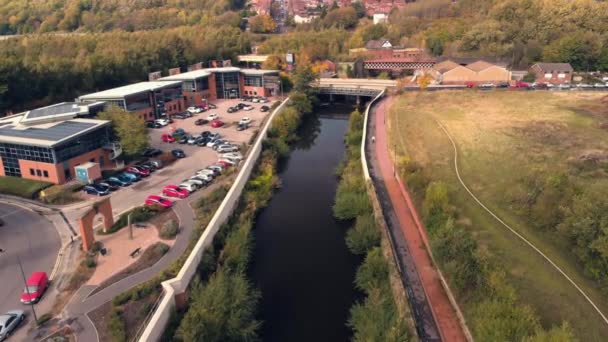 Luchtfoto drone beelden langs de rivier Don-een typische overstroming site, in Sheffield, South Yorkshire, Verenigd Koninkrijk-zomer 2018 — Stockvideo