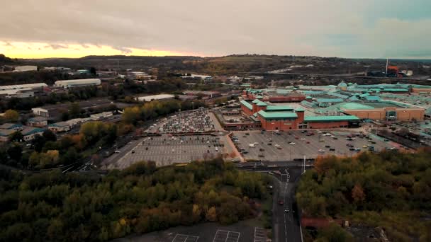 SHEFFIELD, UK - 14TH OCTOBER 2018: Sunset aerial shot of Meadowhall, Sheffield, South Yorkshire, UK. — Stock Video