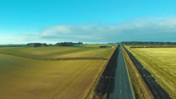 Filmagem aérea de uma estrada rural inglesa no início da manhã . — Vídeo de Stock