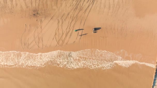 Vista aérea de los pescadores abandonando durante la salida del sol — Vídeos de Stock