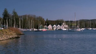 Yelken tekneleri Cumbria, Ingiltere 'de gün batımı sırasında sakin bir Windermere Gölü üzerinde oturmak