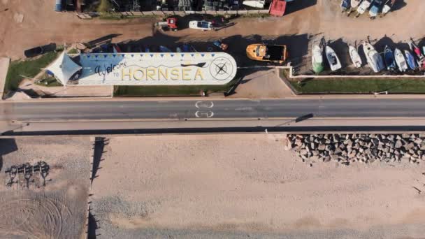 Vista aérea del dron de la parte superior del edificio Hornsea Inshore Lifeboat Rescue con el - Bienvenido a Hornsea - mensaje en la parte superior — Vídeos de Stock