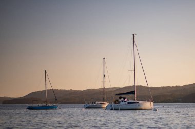 Yelkenli tekne Windermere Gölü üzerinde sabit oturmak-Lake District, Cumbria-Windermere üzerinde Bowness bir erken bahar günbatımı sırasında-Mart 2019