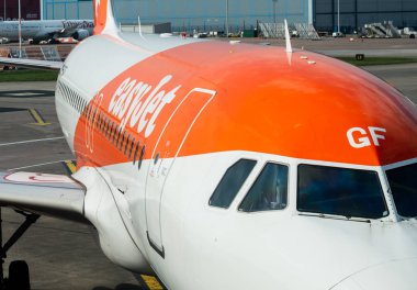 Manchester, Uk - 9 Nisan 2019: Easyjet Airbus uçağı Manchester Airport'ta yolcular için hazır - Daylight 2019