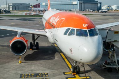 Manchester, Uk - 9 Nisan 2019: Easyjet Airbus uçağı Manchester Airport'ta yolcular için hazır - Daylight 2019