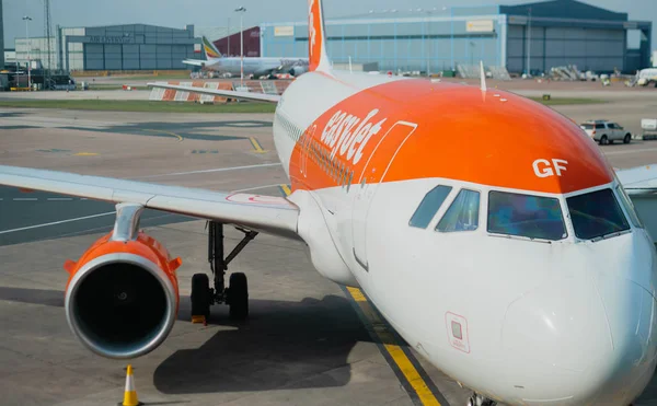 Manchester, Uk - 9 Nisan 2019: Easyjet Airbus uçağı Manchester Airport'ta yolcular için hazır - Daylight 2019
