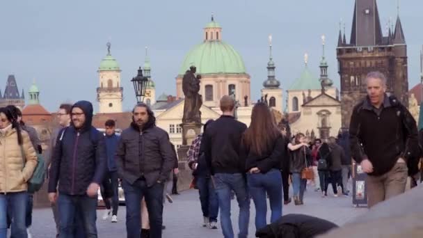 Prag, Tjeckien-9 april 2019: turister korsar Karlsbron-sen kväll-tidig solnedgång, april 2019 — Stockvideo