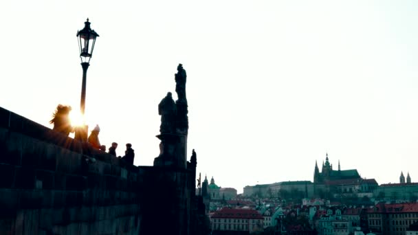 PRAGUE, CZECHIA - 12 DE ABRIL DE 2019: Turistas na famosa Ponte Charles durante o início do pôr-do-sol durante as férias de Páscoa — Vídeo de Stock