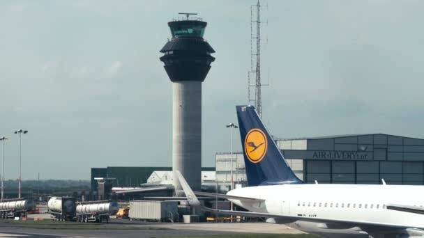 MANCHESTER, Regno Unito - 9 APRILE 2019: Un aereo Lufthansa è in taxi sulla pista dell'aeroporto di Manchester — Video Stock