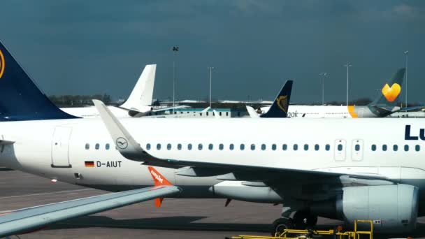 MANCHESTER, Reino Unido - 9 DE ABRIL DE 2019: Uma aeronave da Lufthansa está indo para a pista no Aeroporto de Manchester — Vídeo de Stock